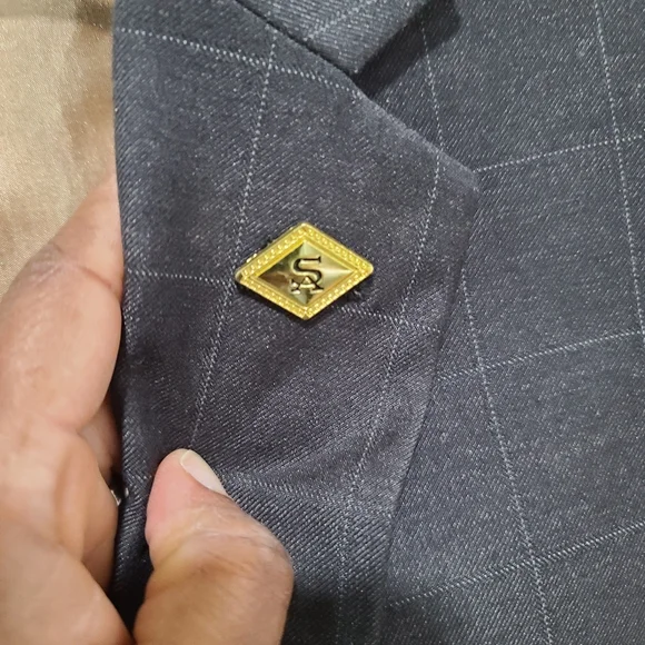 Stacy Adams Gold 2-Piece Men’s Suit With SA Engraved Gold Lapel Pin Size 46R/40R